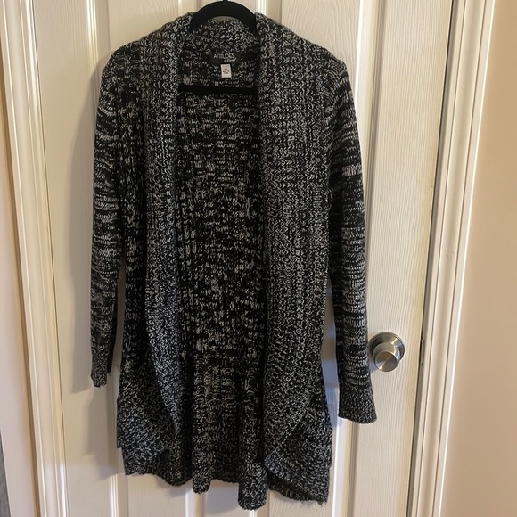 Attitudes by Renee Sweaters - For Sale~EUC Woman’s Attitudes Size Medium Black/White Open Cardigan Sweater